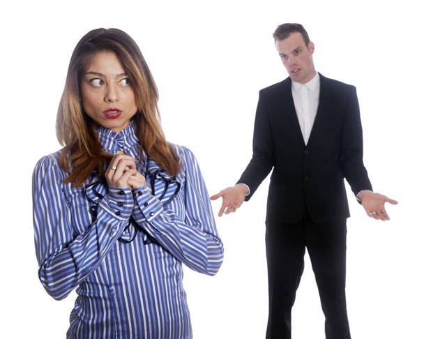 femme subordonné s'inquiète anxieusement tandis que le patron masculin se tient dans b
 - Photo, image