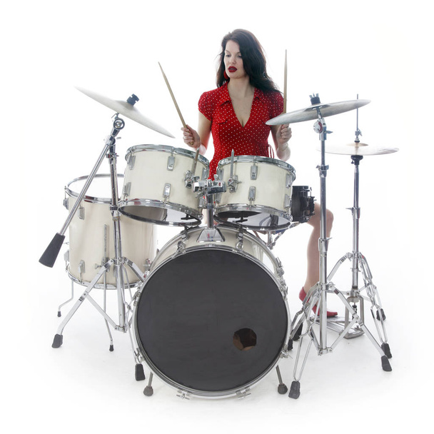 sexy brunette en robe rouge joue du tambour kit en studio
 - Photo, image