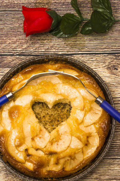 Tarta de manzana con un hueco en forma de corazón y dos tenedores en
 - Foto, Imagen