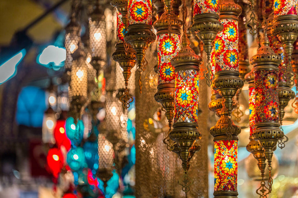 Mercado antigo com lâmpadas coloridas, Istambul, Turquia
. - Foto, Imagem