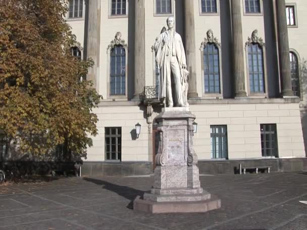 Helmholtz statue in front of the Main building of the Humboldt University in Berlin - Footage, Video