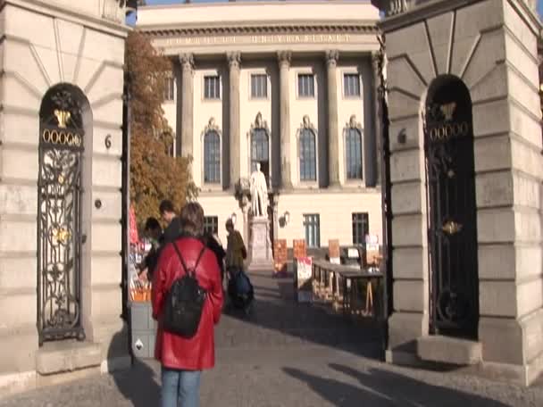 Helmholtz statue in front of the Main building of the Humboldt University in Berlin - Footage, Video