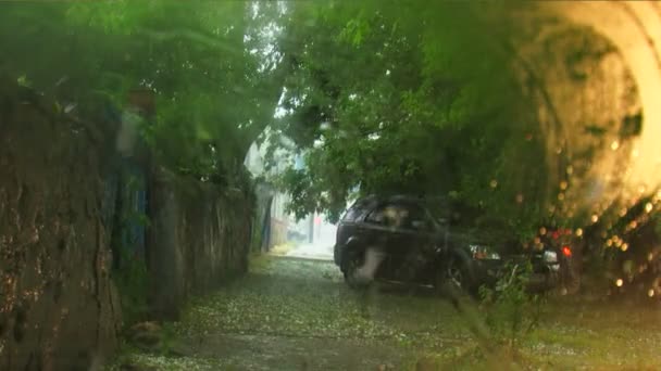 Granizo e chuva anormalmente pesados em uma área urbana
 - Filmagem, Vídeo
