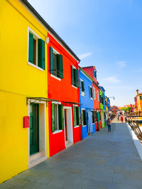 Les vieilles maisons colorées de Burano, une île dans la lagune vénitienne, Italie
 - Photo, image