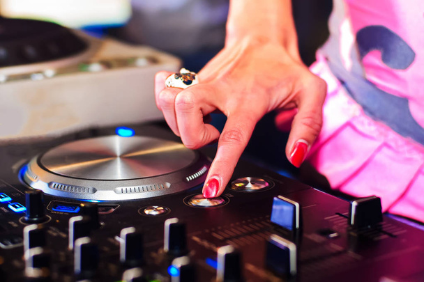 рука дівчаток DJ музичний контролер для змішування музики в клубі
 - Фото, зображення