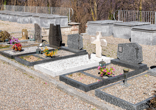 A sírkövek és a temető sírjai - Fotó, kép