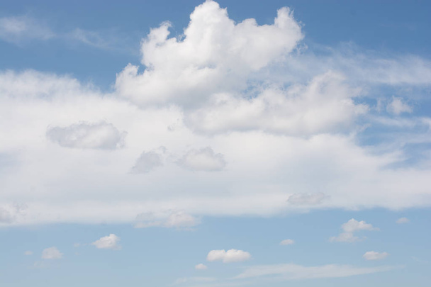  Небо с белыми и голубыми облаками
 - Фото, изображение