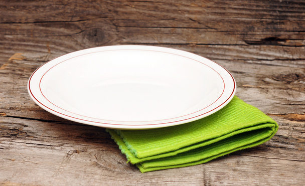 пустая белая тарелка на деревянном столе - Фото, изображение