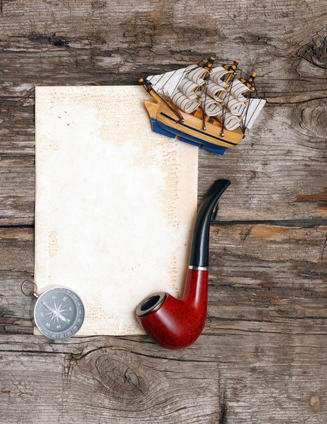 tuyau, vieux papier, boussole et bateau classique modèle sur bois backgrou
 - Photo, image