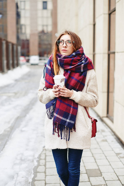 Girl in glasses and blanket scarf with Scottish cell - Zdjęcie, obraz