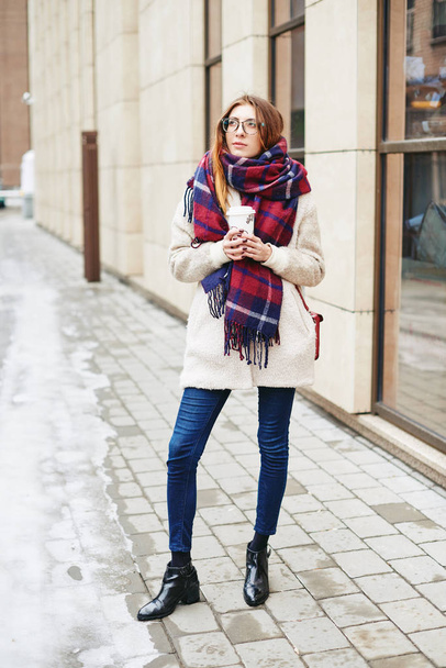 Girl in glasses and blanket scarf with Scottish cell - Foto, immagini