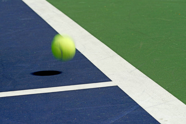 moving tennis ball - Foto, imagen
