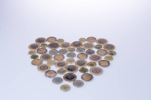 Las monedas turcas de Lira juntas forman un corazón sobre fondo blanco
 - Foto, imagen