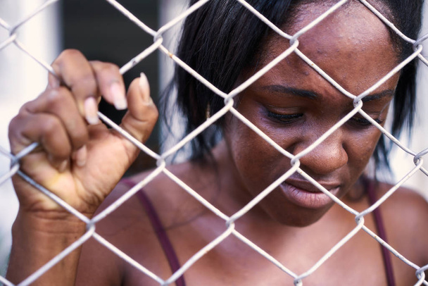 Mulher deprimida desesperada chorando por violência doméstica e abuso
 - Foto, Imagem