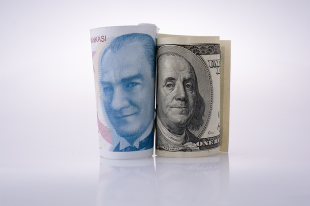 Amerikai dollár-bankjegyek és -Turksh líra bankjegyeit egymás mellett - Fotó, kép