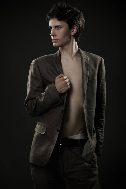 Jovem homem na moda em preto
 - Foto, Imagem