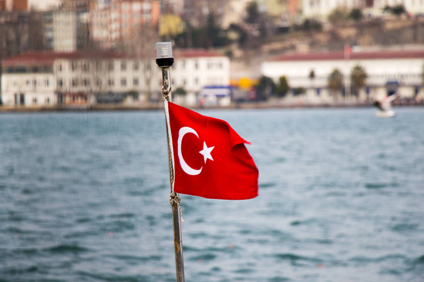 Турецкий национальный флаг висит на шесте  - Фото, изображение