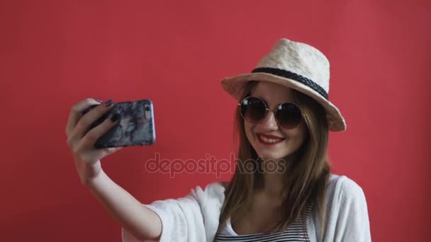 Αστείο κορίτσι με επαγγελματικό μακιγιάζ κάνοντας selfie στο κινητό τηλέφωνο στο στούντιο - Πλάνα, βίντεο