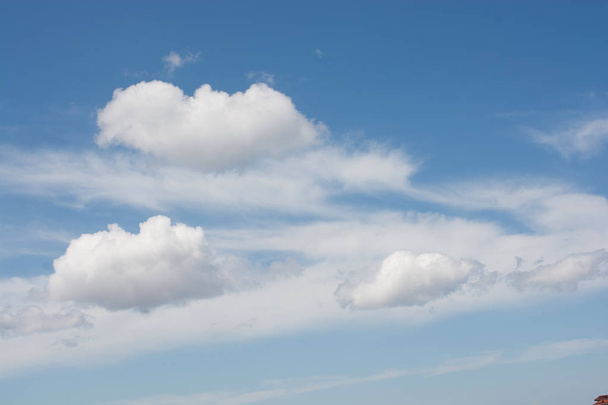 Cielo con nubes blancas y azules
 - Foto, imagen