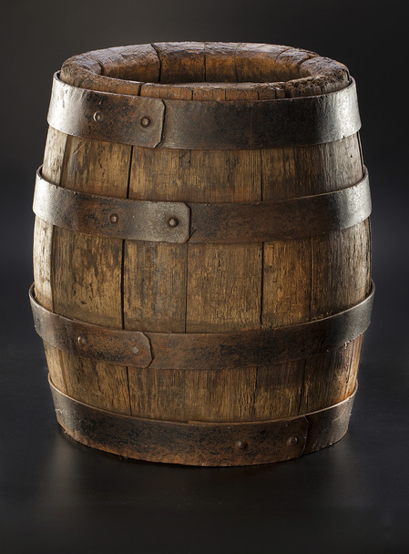 Velho barril no fundo preto
 - Foto, Imagem