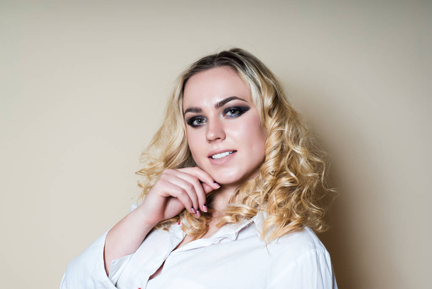 Dívka blondýna oční make-up na světlém pozadí - Fotografie, Obrázek
