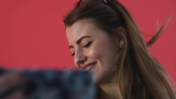 Lustiges Mädchen mit professionellem Make-up macht Selfie auf Handy im Studio - Filmmaterial, Video