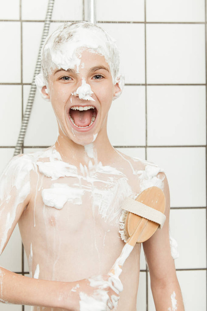 Zabawne kochający chłopca, ciesząc się jego prysznic - Zdjęcie, obraz