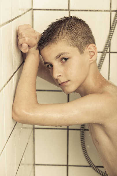 Rapaz introvertido a tomar um duche
 - Foto, Imagem