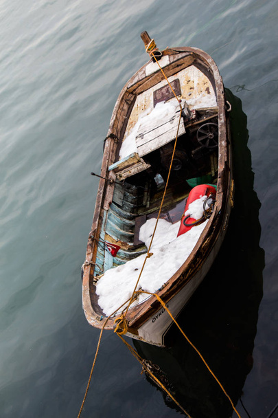 海の海域で漁船 - 写真・画像