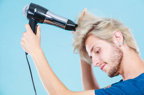 Trendy man with hair dryer - Foto, afbeelding