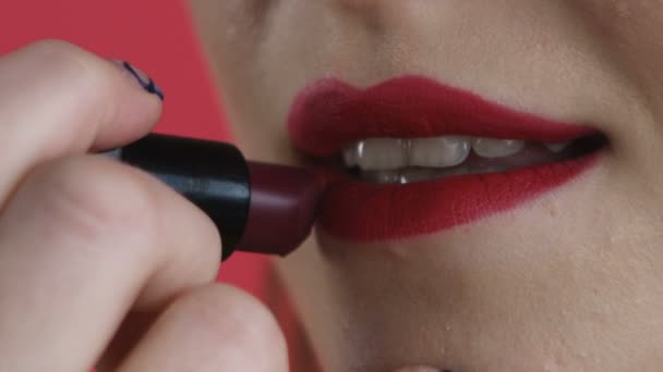 κορίτσι χρωματίζει τα χείλη γκρο πλαν - Πλάνα, βίντεο