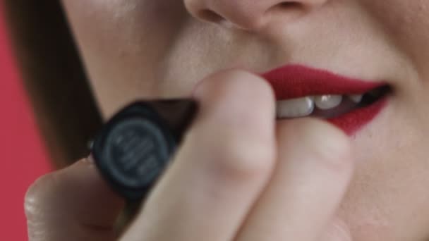 Chica pinta sus labios de cerca
 - Metraje, vídeo