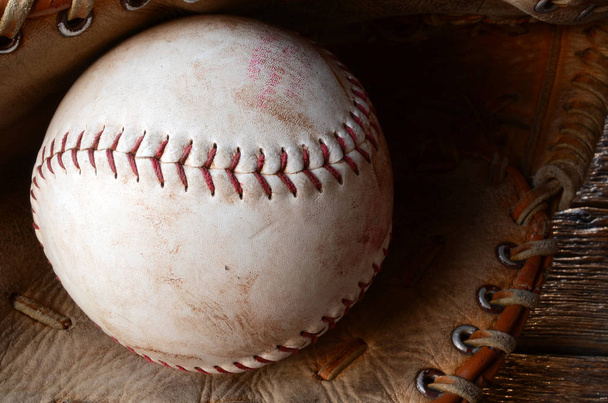 alte gebrauchte Baseball-Ausrüstung - Foto, Bild