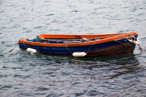 Bateau de pêche dans les eaux de la mer
 - Photo, image