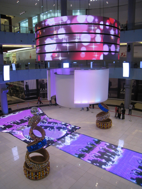 Compradores en Dubai Mall en Dubai, Emiratos Árabes Unidos
 - Foto, Imagen