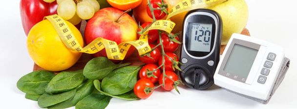 Glucosímetro, monitor de presión arterial, frutas con verduras y centímetros, estilo de vida saludable
 - Foto, imagen