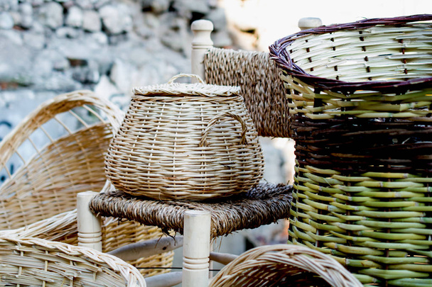Paniers vides en osier à vendre sur une place de marché
 - Photo, image