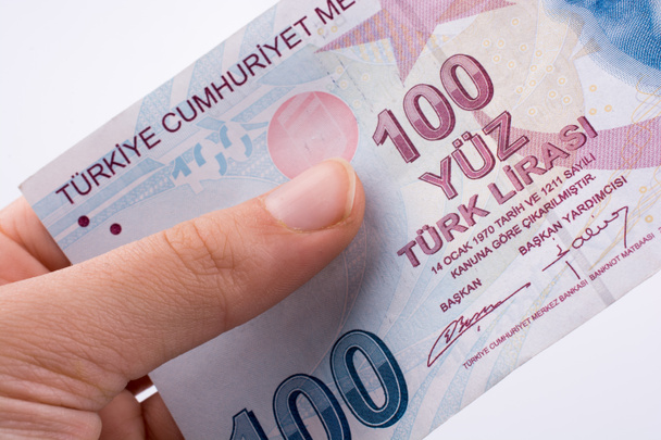 Mano con 100 billetes Turksh Lira en la mano
 - Foto, Imagen