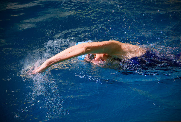 νεαρή γυναίκα κολυμβητής - Φωτογραφία, εικόνα