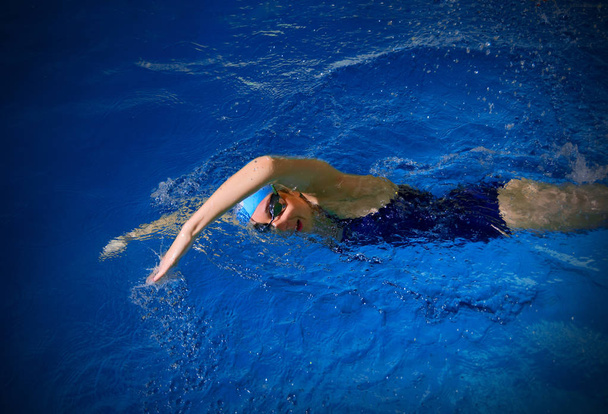 Young woman swimmer - Fotografie, Obrázek