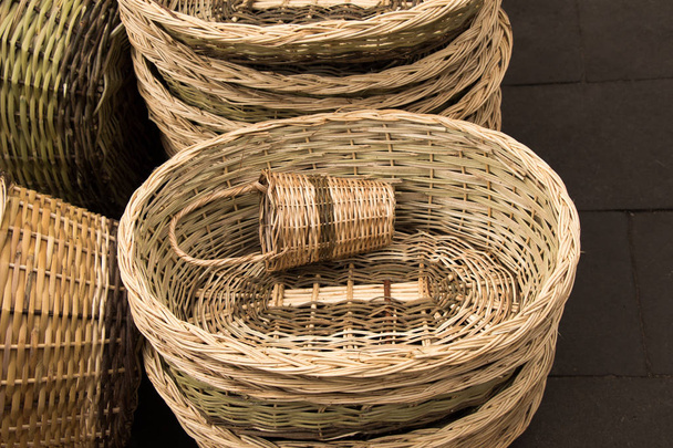 Paniers vides en osier à vendre sur une place de marché
 - Photo, image