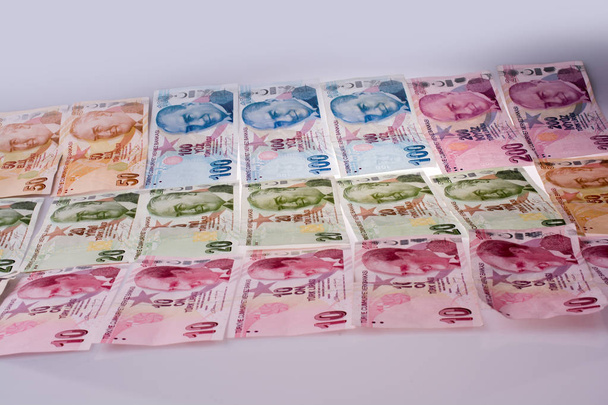 Turksh Lirası banknotlar çeşitli renk, desen ve değer - Fotoğraf, Görsel
