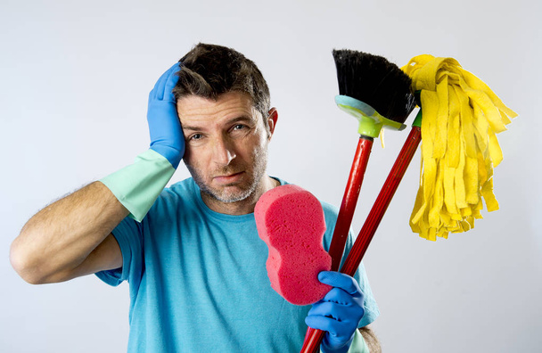 kotiapulainen tai stressaantunut aviomies kotityöt pesu sienellä moppi ja luuta
 - Valokuva, kuva