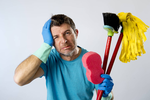 kotiapulainen tai stressaantunut aviomies kotityöt pesu sienellä moppi ja luuta
 - Valokuva, kuva