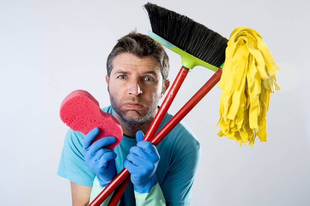 οικιακές υπηρεσίες άνθρωπος ή οικιακά τόνισε ο σύζυγός πλύσιμο με σφουγγαρίστρα σφουγγαριών και σκούπα - Φωτογραφία, εικόνα