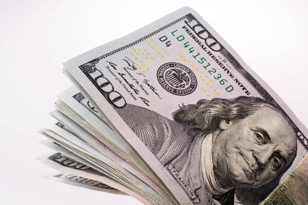  Billets de 100 dollars américains placés sur fond blanc
 - Photo, image