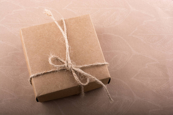 De doos van de gift voor bruine kleur en pine cone - Foto, afbeelding