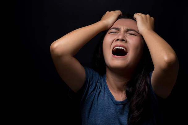 schreiende Frau auf schwarzem Hintergrund - Foto, Bild