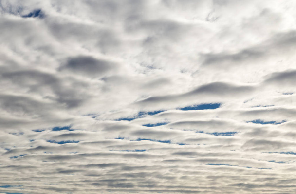 краєвид з блакитним небом і хмарами в сонячний день
 - Фото, зображення