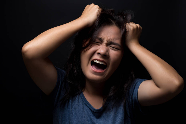 schreiende Frau auf schwarzem Hintergrund - Foto, Bild